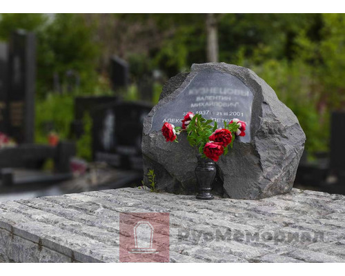 Памятник из целой глыбы гранита Памятник из целой глыбы гранита