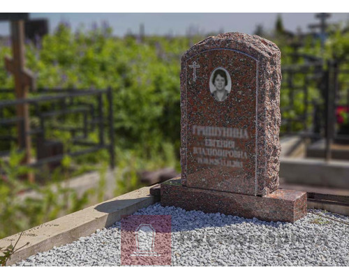 Памятник глыба из Капустинского гранита