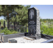 Памятник корка с необработанными гранями